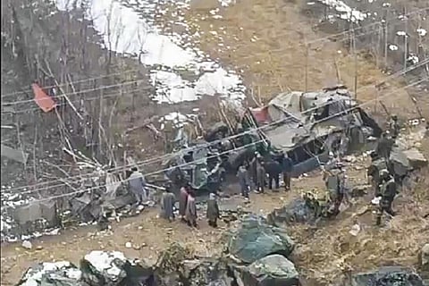 ஜம்மு காஷ்மீரில் ராணுவ வாகனம் பள்ளத்தாக்கில் விழுந்ததில் 3 வீரர்கள் உயிரிழப்பு