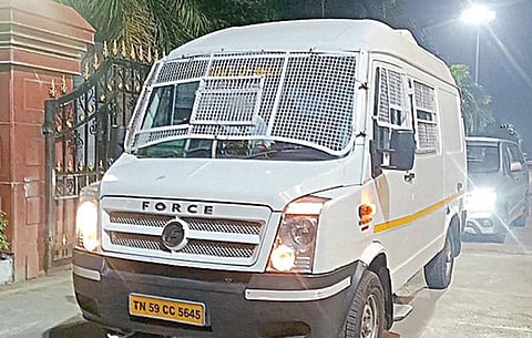 பறிமுதல் செய்த பணத்தை வங்கிக்கு எடுத்து சென்ற வேன். படம்: வி.எம்.மணிநாதன்