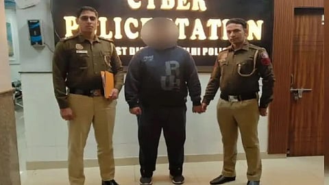 டேட்டிங் செயலியில் அமெரிக்க மாடல் என ஏமாற்றி 700 பெண்களிடம் பணம் பறித்த வாலிபர் கைது