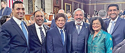 அமெரிக்க நாடாளுமன்றத்தின் பிரதிநிதிகள் சபையில் இந்திய வம்சாவளியை சேர்ந்த 6 பேர் எம்.பி.க்களாக பதவியேற்றுக் கொண்டனர்.
