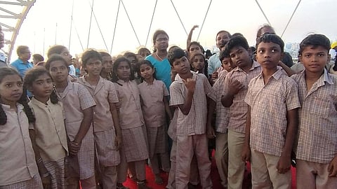 கண்ணாடி பாலத்தில் சென்ற உற்சாகத்தில் மாவட்ட ஆட்சியருடன் நின்று செல்பி எடுத்து கொண்ட பள்ளி மாணவ, மாணவியர்கள்.