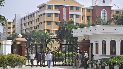 கிங்ஸ்டன் கல்லூரியில் 44 மணி நேர சோதனை நிறைவு: ஆவணங்கள், ஹார்டு டிஸ்குகளுடன் சென்ற அதிகாரிகள்