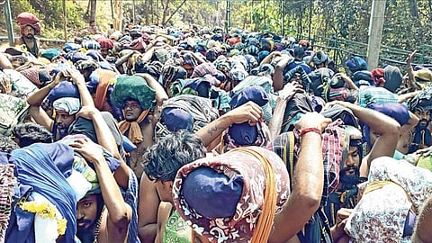 சபரிமலையில் 8 மணி நேரம் காத்திருந்து பக்தர்கள் தரிசனம்