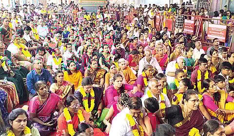 சிறுவாபுரி பாலசுப்பிரமணிய சுவாமி கோயிலில், சிறுவாபுரி ஸ்ரீ வள்ளி முருகன் திருக்கல்யாண பக்தஜன சங்கம் சார்பில் நேற்று நடைபெற்ற திருக்கல்யாண நிகழ்வில் திரளான பக்தர்கள் பங்கேற்று சுவாமி தரிசனம் செய்தனர்.