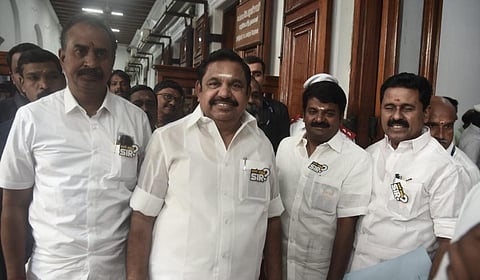 சட்டப்பேரவைக்கு ‘யார் அந்த சார்?’ வாசகம் கொண்ட பேட்ஜ் அணிந்து வந்த அதிமுக எம்.எல்.ஏ.க்கள்