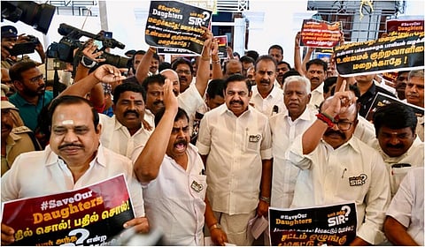 சட்டப்பேரவை வளாகத்தில் அதிமுக எம்எல்ஏக்கள் யார் அந்த சார்? பதாகைகளை ஏந்தியபடி ஆர்ப்பாட்டத்தில் ஈடுபட்டனர். | படம்: எஸ்.ஆர். ரகுநாதன்