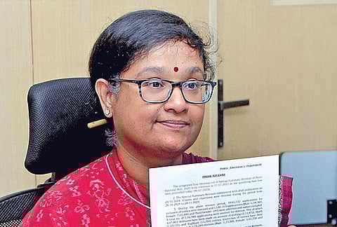 சென்னையில் நேற்று வாக்காளர் இறுதிப் பட்டியலை வெளியிட்டார் தமிழ்நாடு தலைமை தேர்தல் அதிகாரி அர்ச்சனா பட்நாயக். படம்: ம.பிரபு