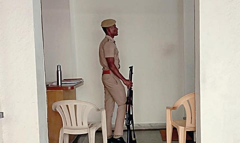 ஈரோடு செட்டிபாளையத்தில் வருமான வரி சோதனை நடந்த கட்டுமான நிறுவன அலுவலகம்.