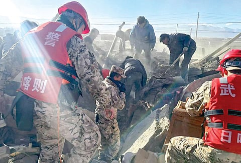 திபெத்தில் நேற்று காலை சக்திவாய்ந்த நிலநடுக்கம் ஏற்பட்டது. இதில் ஷிகாட்சே நகரம் வெகுவாகப் பாதிக்கப்பட்டது. அங்கு நிலநடுக்கத்தால் இடிந்து விழுந்த கட்டிடத்தில் மீட்புப் பணியில் ஈடுபட்ட மீட்புப் பணியாளர்கள். படம்: பிடிஐ