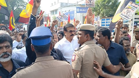 அண்ணா பல்கலை. விவகாரத்தில் போராட்டம் நடத்திய அதிமுக, தேமுதிகவினர் மீது வழக்கு