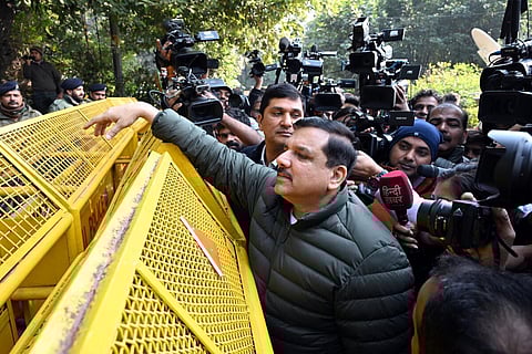 டெல்லி முதல்வர் பங்களாவுக்குள் நுழைய முயன்ற ஆம் ஆத்மி அமைச்சர், எம்.பி. தடுத்து நிறுத்தம்