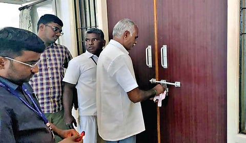 ஈரோடு கிழக்கு தொகுதியில் அமைந்துள்ள மாநகராட்சி அலுவலகத்தில் மேயர் அலுவலகத்தை பூட்டி அலுவலர்கள் ‘சீல்’ வைத்தனர்.