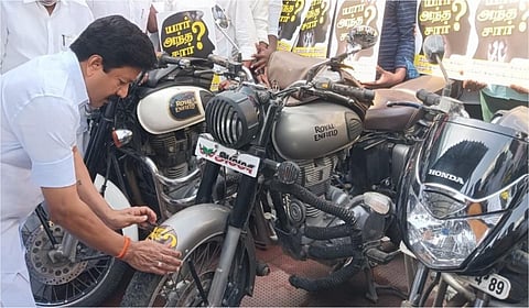 திண்டிவனத்தில் அதிமுக நிர்வாகிகளின் இருசக்கர வாகனங்களில் “யார் அந்த சார்” ஸ்டிக்கரை சி.வி.சண்முகம் எம்பி ஒட்டினார்.