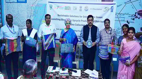 தங்கச்சிமடத்தில் மீனவ மகளிர்கள் வடிவமைத்த கைவினைப் பொருட்களை அறிமுகப்படுத்திய சவுமியா சுவாமிநாதன்.