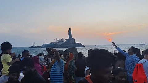 கன்னியாகுமரி முக்கடல் சங்கமத்தில் இன்று சூரிய உதயம் பார்ப்பதற்காக திரண்ட சுற்றுலா பயணிகள் செல்பி எடுத்து மகிழ்ந்தனர்.