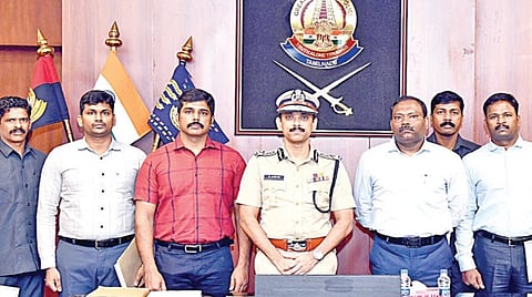 ரவுடி ஒழிப்பு பணியில் சிறப்பாக பணி செய்த நுண்ணறிவு பிரிவு இணை ஆணையர் தர்மராஜன், துணை ஆணையர் சக்தி கணேசன் மற்றும் தனிப்படை போலீஸாரை காவல் ஆணையர் அருண் நேற்று நேரில் அழைத்து பாராட்டினார்.