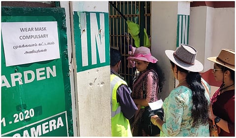 உதகை சுற்றுலா தளங்களில் மாஸ்க் அணிவது கட்டாயம்: சுற்றுலா பயணிகள் குழப்பம்