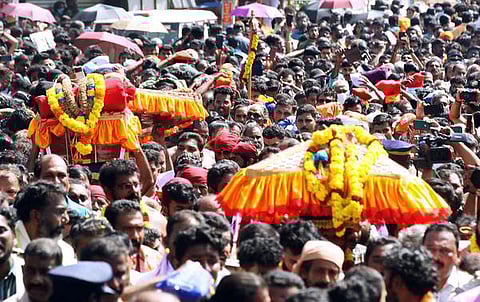 சபரிமலையில் ஜன.14-ல் மகர விளக்கு பூஜை: பந்தளத்தில் இருந்து புறப்படுகிறது திருவாபரணம்