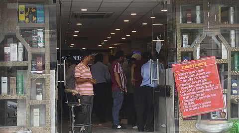 மது கொள்கையால் ரூ.2,026 கோடி இழப்பு: பாஜக குற்றச்சாட்டை மறுக்கிறது ஆம் ஆத்மி