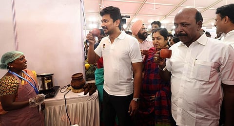 சரஸ் மேளாவில் மகளிர் குழுக்களின் தயாரிப்புகள் ரூ.1 கோடிக்கு விற்பனை