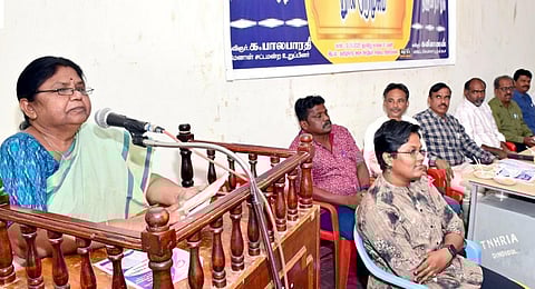 திண்டுக்கல்லில் நடந்த தமிழ்நாடு முற்போக்கு எழுத்தாளர் கலைஞர்கள் சங்க கூட்டத்தில் பேசிய முன்னாள் எம்எல்ஏ பாலபாரதி. | படம்: நா.தங்கரத்தினம்.