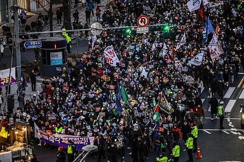 பள்ளி மாணவரின் மர்ம மரணத்தை கண்டித்து சீன அரசுக்கு எதிராக மக்கள் தொடர் போராட்டம்