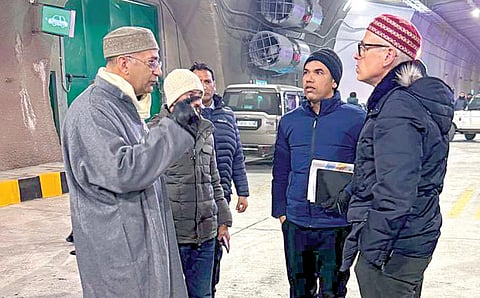 காஷ்மீரின் சோன்மார்க் பகுதியில் மலையை குடைந்து சுரங்கப் பாதை
அமைக்கப்பட்டு உள்ளது. இந்த சுரங்கப் பாதையை காஷ்மீர் முதல்வர்
உமர் அப்துல்லா நேற்று முன்தினம் பார்வையிட்டார். படம்: பிடிஐ