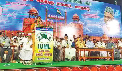 காட்டுமன்னார்கோவில் அருகே லால்பேட்டையில் நடைபெற்ற இந்திய யூனியன் முஸ்லிம் லீக் மாவட்ட மாநாட்டில் கனிமொழி எம்.பி பேசினார்.