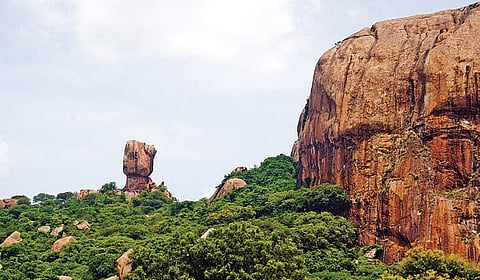 3000 ஆண்டுகள் பழமையான பெருங்கற்கால சின்னங்கள் காணப்படும் மேலவளவு கிராம பகுதி.