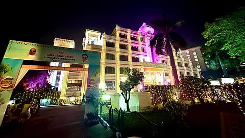 பொங்கல் விழாவை முன்னிட்டு ஒளிவிளக்குகளால் அலங்கரிக்கப்பட்டுள்ள தமிழ்நாடு இல்லம்.