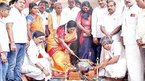 சாலிகிராமத்தில் உள்ள தனது இல்லத்தில், தமிழக பாஜக முன்னாள் மாநில தலைவர் தமிழிசை சவுந்தரராஜன் பொங்கல் விழாவைக் கொண்டாடினார். | படம்: ம.பிரபு |