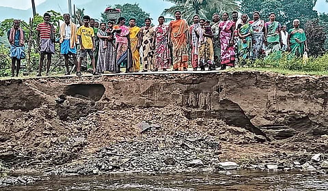 ஃபெஞ்சல் புயல் மழையின்போது ஏற்பட்ட காட்டாற்று வெள்ளத்தால் அடித்துச் செல்லப்பட்ட சிட்லிங் ஊராட்சி கம்பாலை கிராமத்துக்கு செல்லும் சாலை.