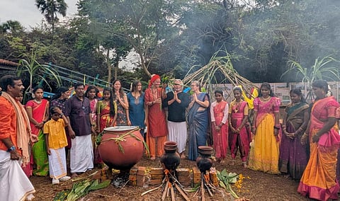 ஆரோவில்லில் பொங்கல் விழா: வெளிநாட்டவர் பங்கேற்று உற்சாக கொண்டாட்டம்!