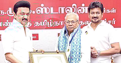 திருவள்ளுவர் விருதை புலவர் மு.படிக்கராமுவுக்கு, முதல்வர் மு.க.ஸ்டாலின்
தலைமைச் செயலகத்தில் நேற்று வழங்கினார்.