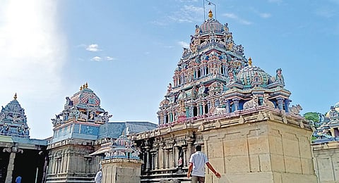 அமைவிடம்: சிதம்பரம் பேருந்து நிலையத்திலிருந்து 3 கிமீ மேற்கே, சிதம்பரம் நகர பகுதியில் ஆனந்தீஸ்வரன் கோயில் தெருவில் உள்ளது இத்தலம்.