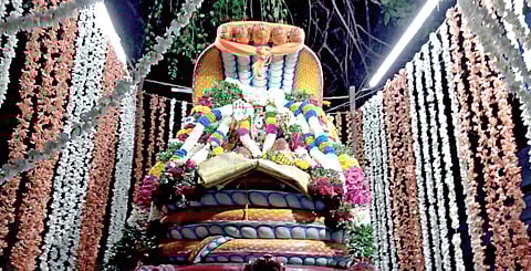 அமைவிடம்: இராமநாதபுர மாவட்டம் பரமக்குடி - தனியாபுளி செல்லும் வழியில் 26 கிமீ தொலைவில் உள்ளது திருக்கொளுவூர் .