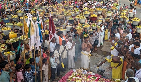 வத்தலகுண்டு அருகே சோலைமலை அழகர் கோயிலில் வாழைப் பழங்களை சூறைவிடுவதற்கு முன் வழிபாடு நடத்திய மக்கள்.