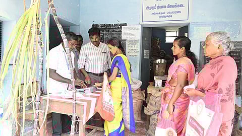 நியாயவிலைக் கடைகளில் பொங்கல் தொகுப்பு நாளை வரை விநியோகம்