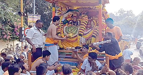 திருவண்ணாமலையில் நேற்று கிரிவலம் சென்ற அண்ணாமலையாருக்கு தீபாராதனை காண்பித்து வழிபட்ட பக்தர்கள்.