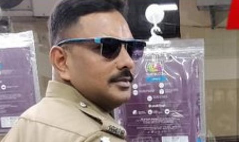 வருமான வரி அதிகாரிகளுடன் சேர்ந்து வழிப்பறி: சிறப்பு எஸ்.ஐ. சொத்துகளை முடக்க நடவடிக்கை