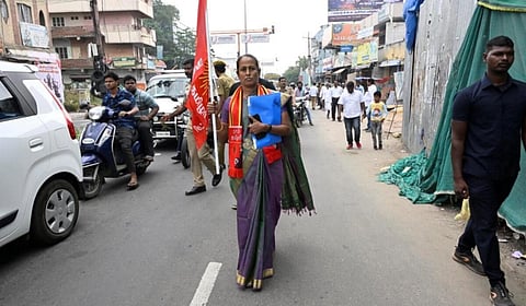 ஈரோடு கிழக்கு தொகுதி இடைத்தேர்தலில் போட்டியிடும் நாதக வேட்பாளர் சீதாலட்சுமி | படம்: எம்.கோவர்தன்