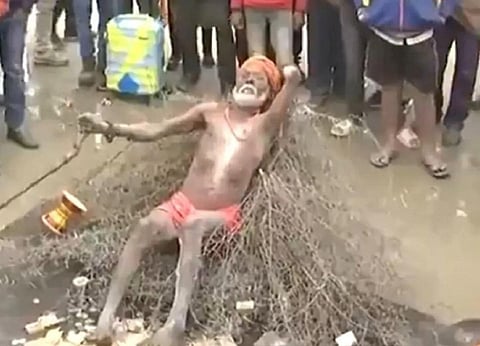 மகா கும்பமேளாவில் நிருபரை தாக்கிய முள் பாபா - ‘முட்கள் உண்மையானதா?’ என்ற கேள்வியால் கோபம்