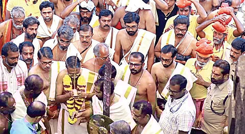 சபரிமலை சந்நிதானத்துக்கு வந்த பந்தள மன்னரின் பிரதிநிதி ராஜராஜவர்மா உள்ளிட்டோருக்கு அளிக்கப்பட்ட வரவேற்பு.