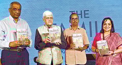 நூல் வெளியீட்டு நிகழ்வில் பதிப்பாளர் டேவிட் டேவிதார், மேற்கு வங்க முன்னாள் ஆளுநர் கோபாலகிருஷ்ண காந்தி, கல்வெட்டு ஆய்வாளர் வெ.வேதாச்சலம், நூலாசிரியர் நிர்மலா லஷ்மண்.