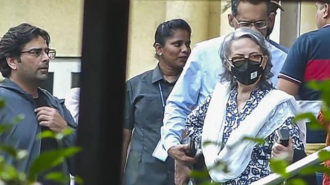 மும்பை லீலாவதி மருத்துவமனையில் அனுமதிக்கப்பட்டுள்ள சயிப் அலி கானை நலம் விசாரித்துவிட்டு திரும்பும் அவரது தாயார் சர்மிளா தாகூர்.