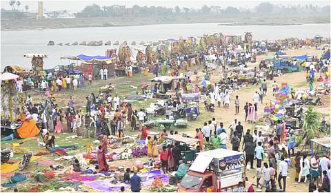 கடலூர் தென்பெண்ணை ஆற்றில் நடந்த ஆற்றுத்திருவிழாவில் ஏராளமான பொதுமக்கள் கலந்துகொண்டனர்