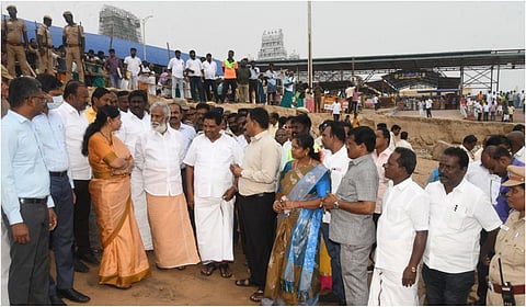 திருச்செந்தூர் சுப்பிரமணியசுவாமி கோயில் கடற்கரையில் கடல் அரிப்பு ஏற்பட்ட இடங்களை கனிமொழி எம்.பி., அமைச்சர்கள் சேகர்பாபு, அனிதா ராதாகிருஷ்ணன் மற்றும் அதிகாரிகள் பார்வையிட்டு ஆய்வு செய்தனர்.