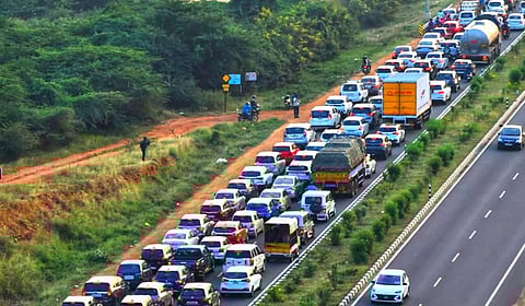 நெல்லையில் வெள்ளிக்கிழமை நடந்த இளையராஜா இசை நிகழ்ச்சிக்கு வந்த வாகனங்களால் கன்னியாகுமரி 4 வழி வழிச்சாலையில் போக்குவரத்து நெரிசல் ஏற்பட்டது.