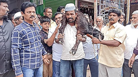 திருப்பரங்குன்றம் மலை மீது பலியிட தடை: ஆட்டுடன் சென்ற முஸ்லிம்களை தடுத்து நிறுத்திய போலீஸார்