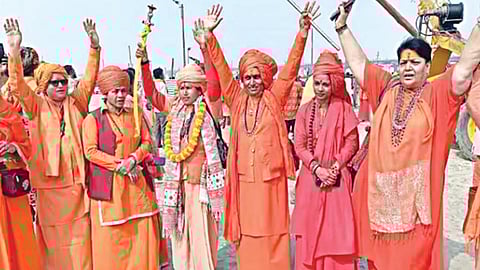 மகா கும்பமேளாவில் துறவறம் மேற்கொள்ள 1000+ பெண்கள் ஆர்வம்